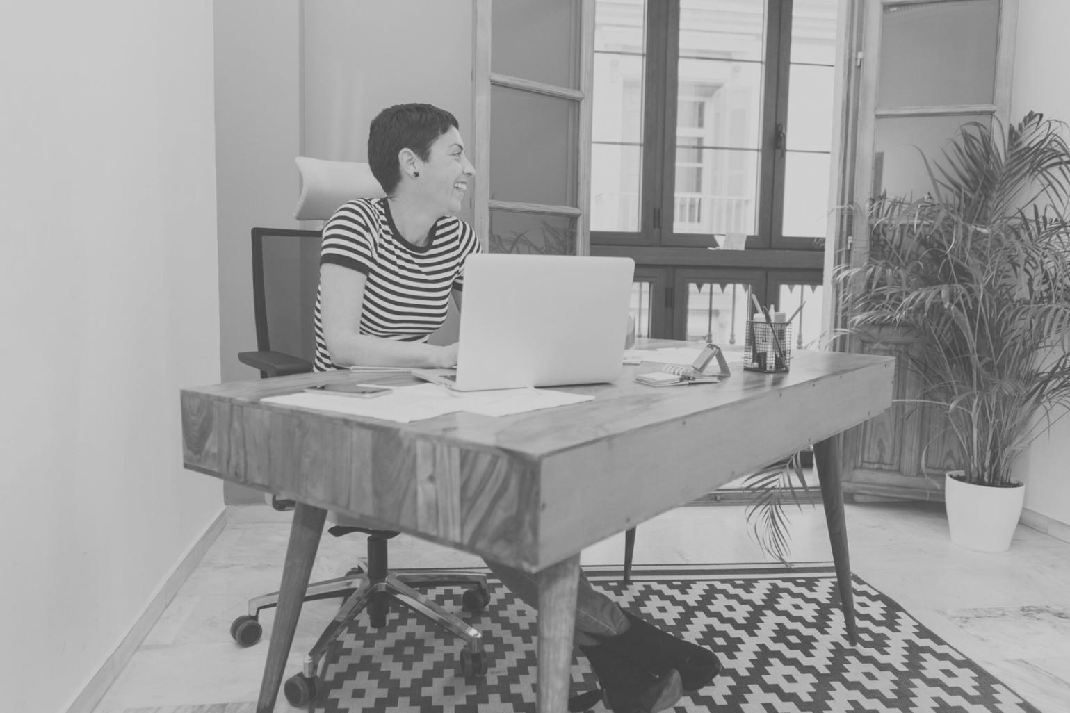 Persona analizando estados financieros en computadora portátil